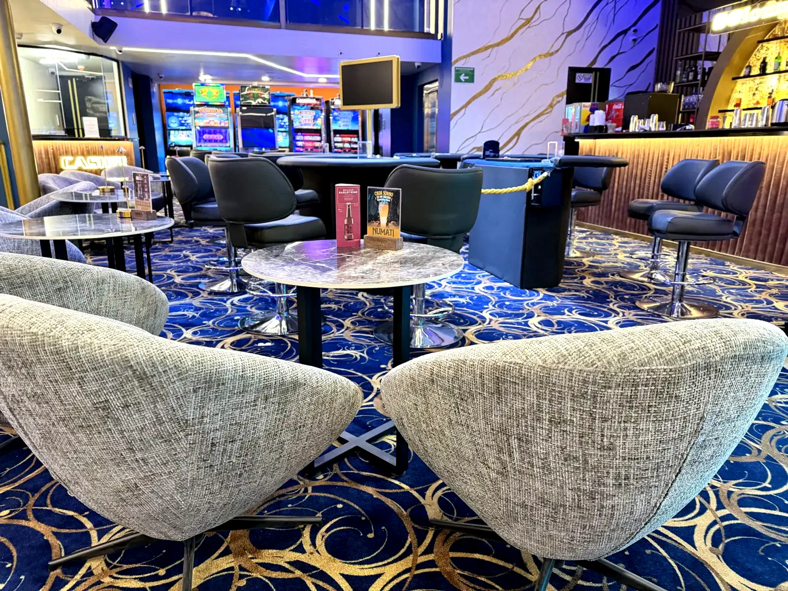Restaurante de The Lounge Casino — cocina de autor y servicio en mesa